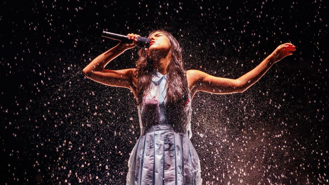 Olivia Rodrigo's Tour Debut with Disappearing Dress