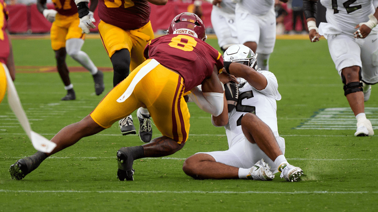 Oregon QB Dante Moore injured after hit
