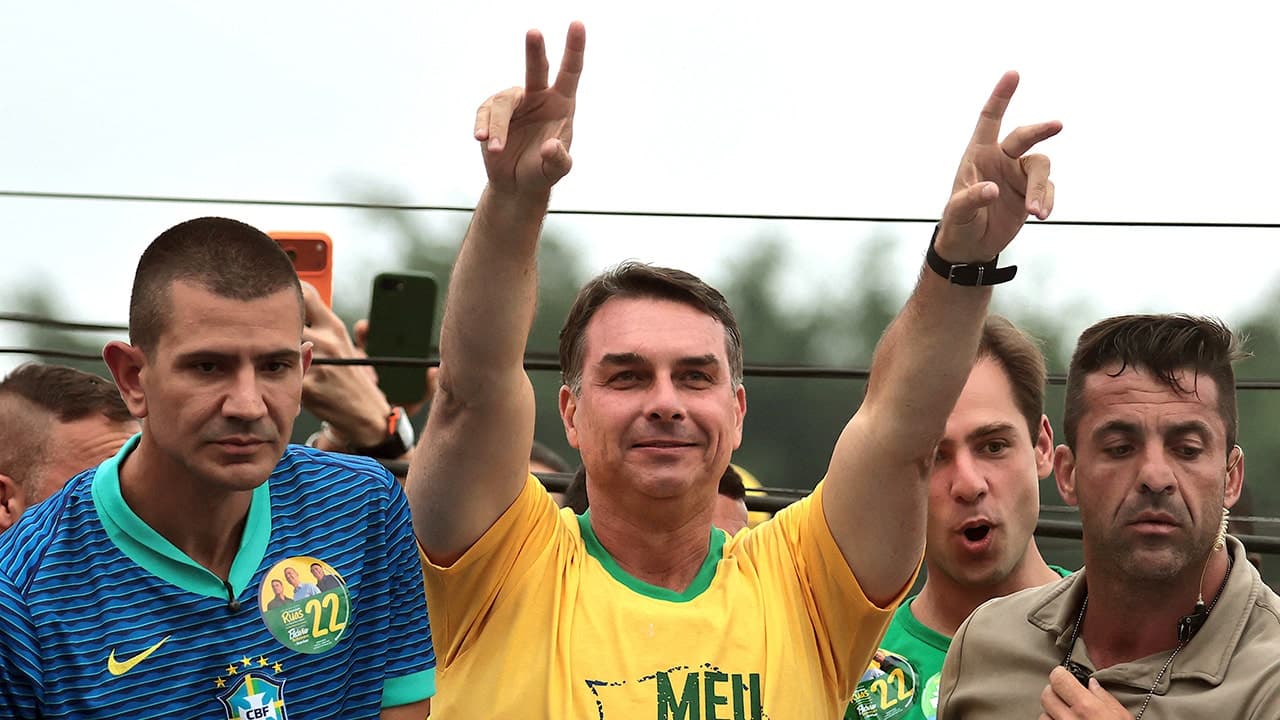 Bolsonaro leads first electoral round in Brazil