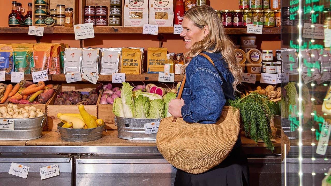 Experts warn Americans make costly grocery errors before shopping