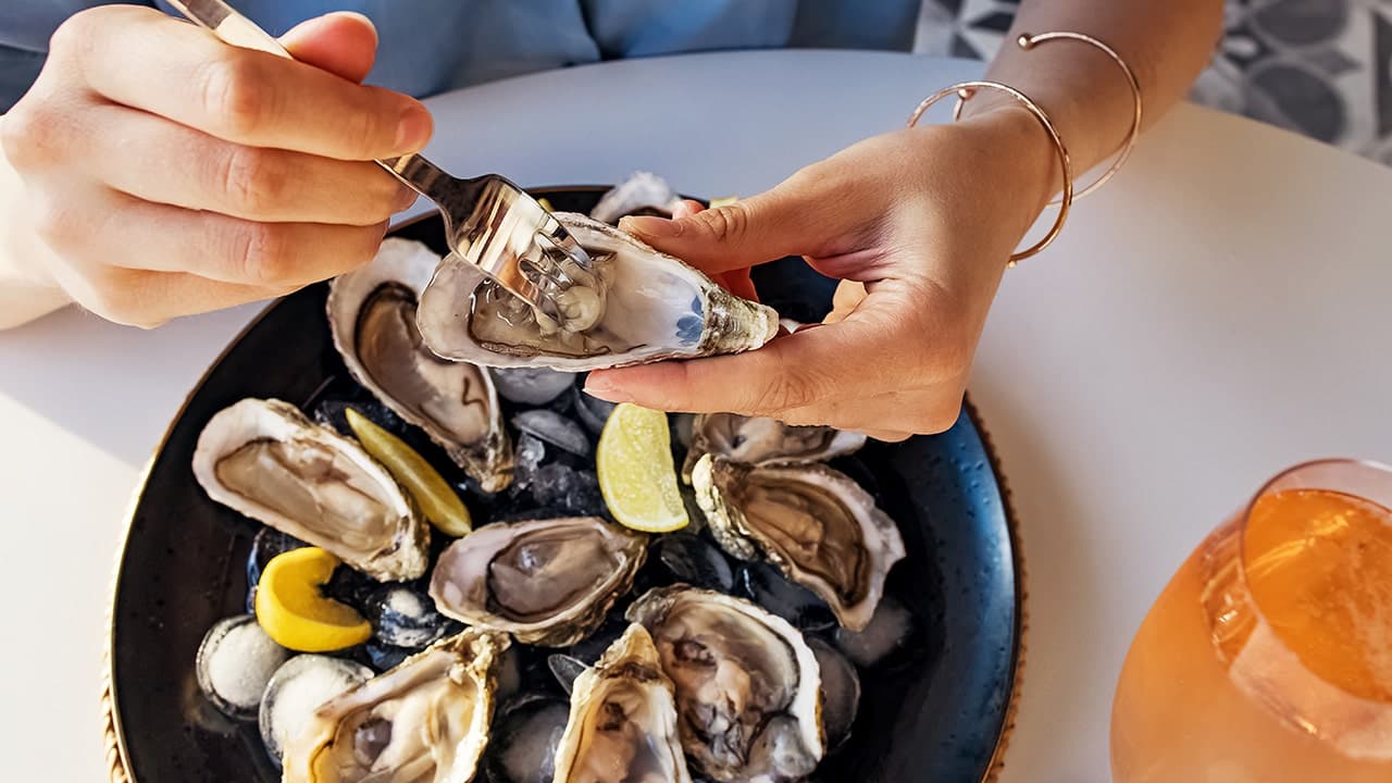 هل تناول oysters النيئة يقلل من نكهتها بحسب الشيف