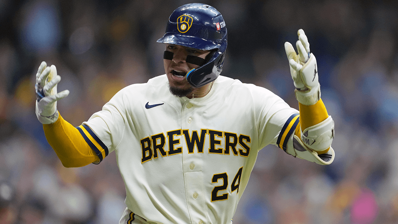 Brewers win Game 1 after disputed home run call