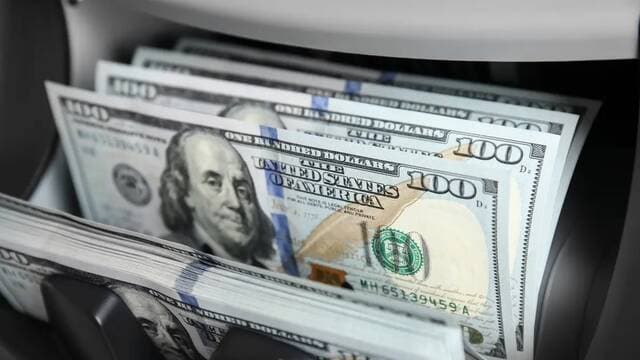الدولار يرتفع مع توقعات الفائدة والين ينخفض دون 160