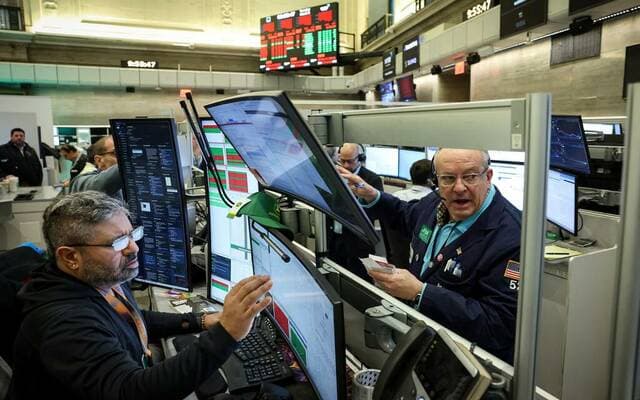 US stocks steady amid oil drop