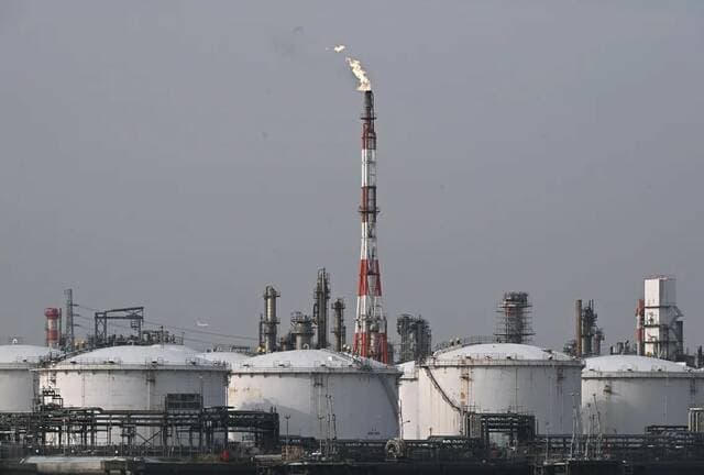 Oil prices fall amid Iran sanctions news