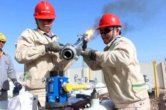 American oil inventories rise by 3 million barrels, defying expectations
