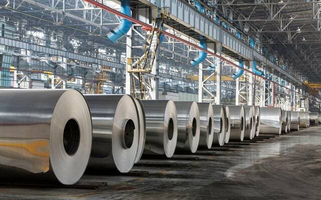 المدير التنفيذي يطلع على مستجدات مشروع الألمنيوم البحر الأحمر