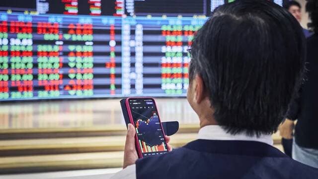 الأسواق العالمية تتهيأ لتقلبات شديدة بعد الصيف