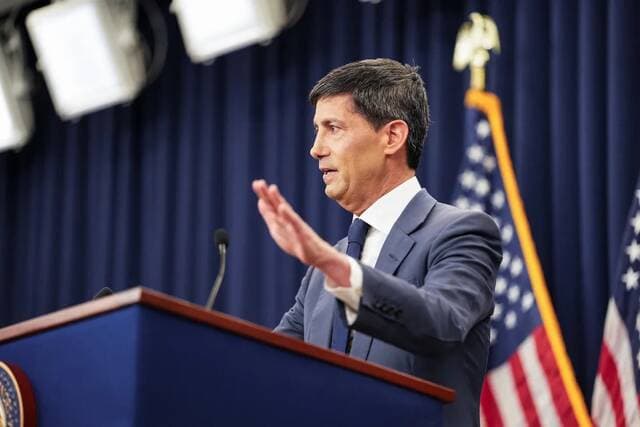 Warsh reassures markets amid economic pressures