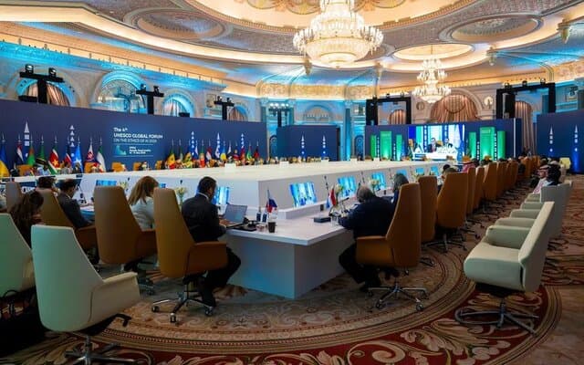 رياض يدعو إلى تعزيز التعاون في تطوير الذكاء الاصطناعي