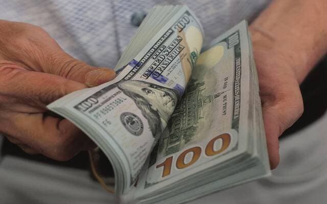 Dollar Advances on Oil and Tariffs