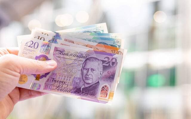 Pound Gains Ahead of Finance Minister Selection