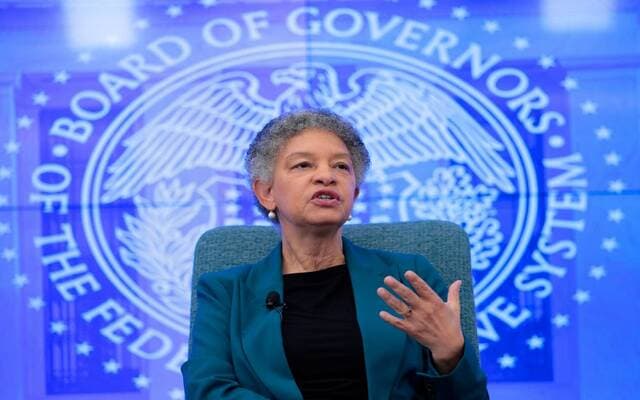 Boston Fed Chair Urges Rate Hike