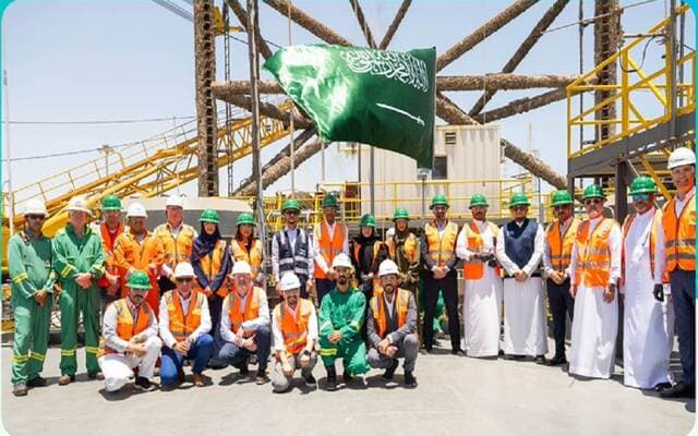 Saudi flag hoisted on major offshore platform