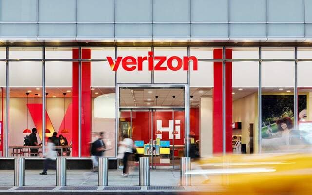 Verizon ups profit forecast after fiber deal