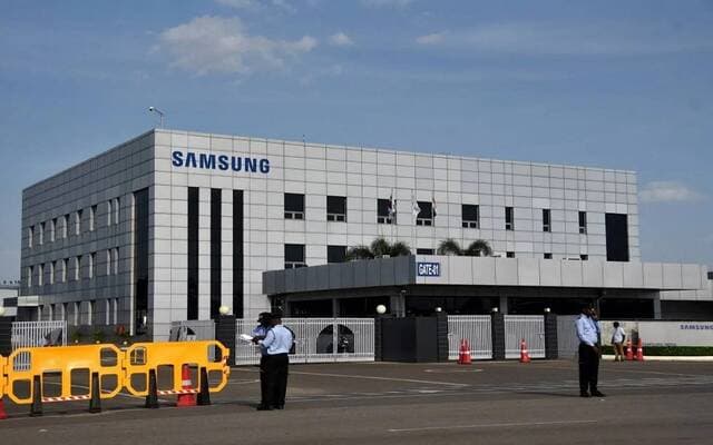 Samsung's Record Profits Fail to Prevent Stock Decline