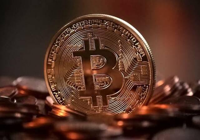 بيتكوين قرب 84 ألف وسط قلق من الفائدة