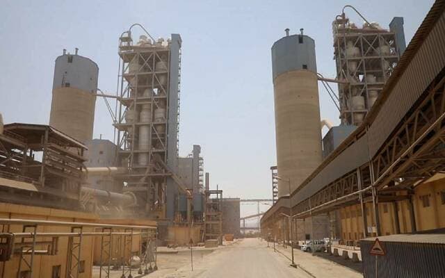 أسمنت الرياض توقع عقدين للتحول الرقمي