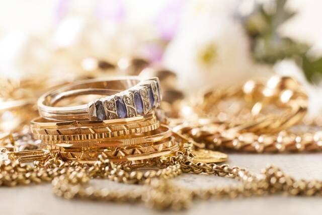 Gold falls 0.5% in Egypt amid global decline