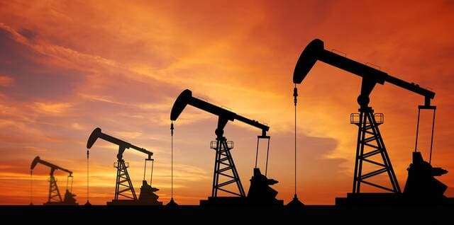 Oil falls as US cuts shipping fees