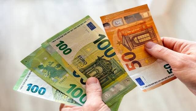 اليورو يهبط لمستويات مايو 2025 على خلفية مخاوف الميزانية