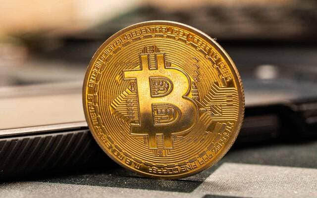 Bitcoin rises amid rate hike expectations