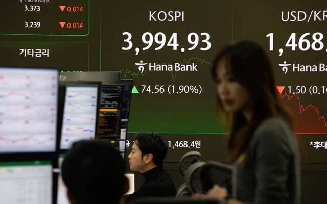 Asian stocks fall on AI selloff