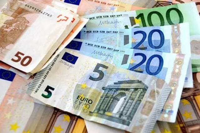 Euro faces largest weekly drop
