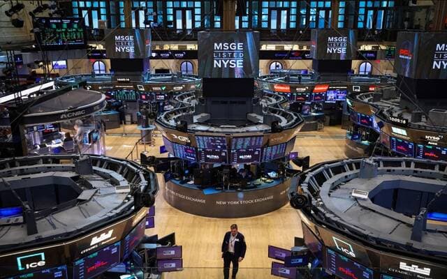US stocks fall on AI and oil worries