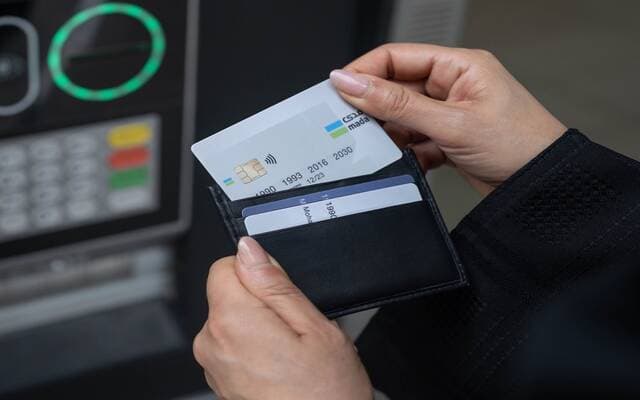 انخفاض إنفاق المستهلكين للشهر إلى 14.2 مليار ريال