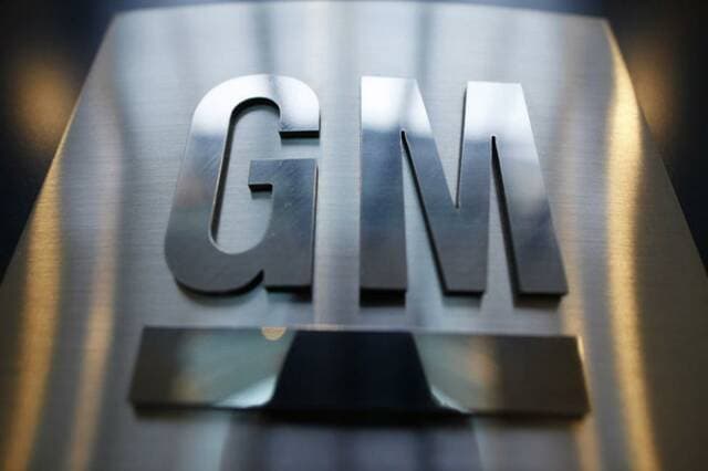 GM surpasses profit forecasts with buyback
