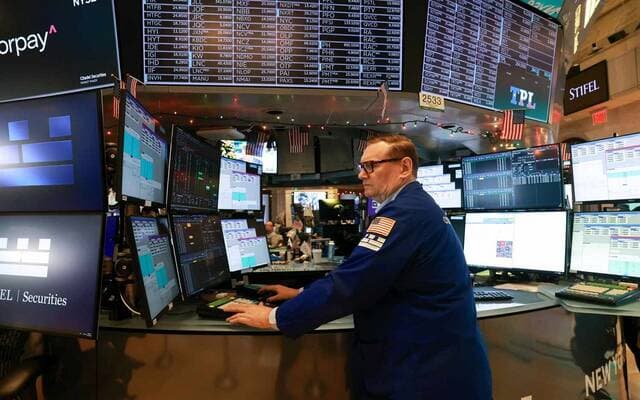 Dow Jones gains as oil drops and sectors shift