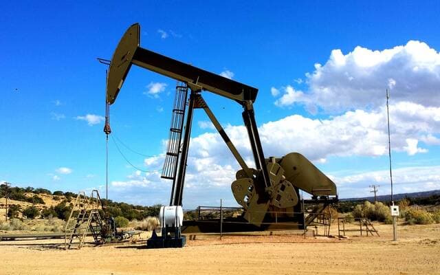 Oil drops 3% but gains weekly amid war escalation