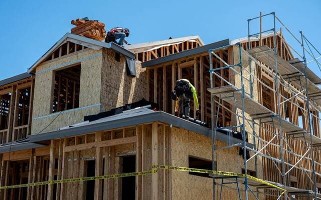US homebuilders' confidence hits 14-year low