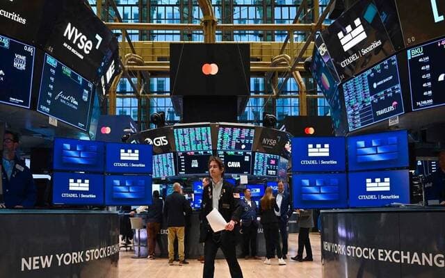 US stocks fall on AI and oil fears
