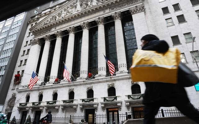 US services grow in July despite manufacturing slowdown