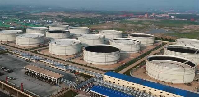 Oil dips 3% on Iran sanctions review