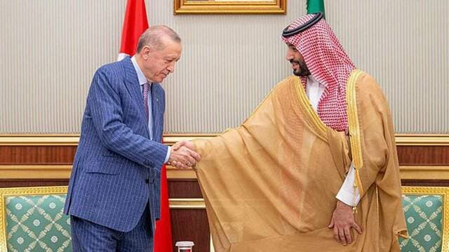 ولي العهد وأردوغان يناقشان تعزيز العلاقات