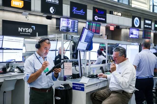 Wall Street Faces Split Over Earnings
