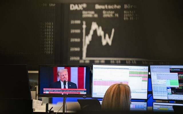 European stocks dip ahead of weekly rise