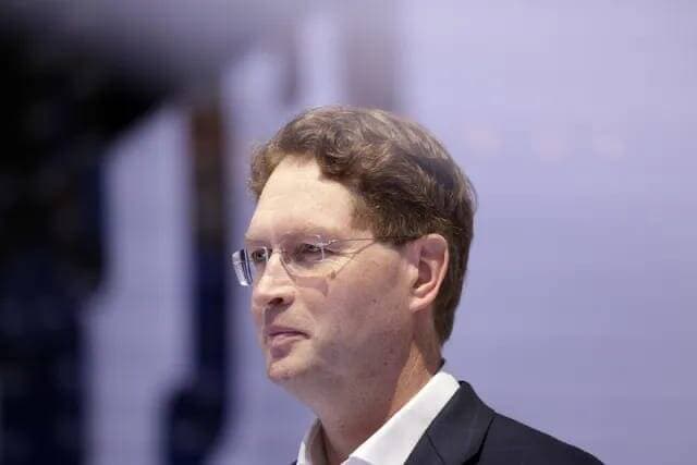 Mercedes reports robust profits from cost savings