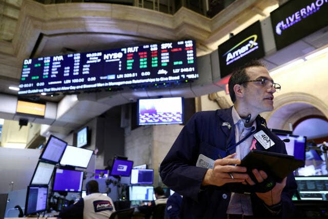 Stock Market Falls Amid Treasury Surge