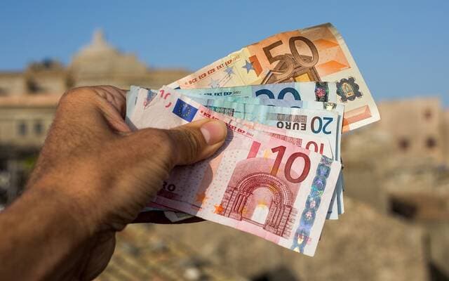 Euro falls weekly amid rising French risk premium