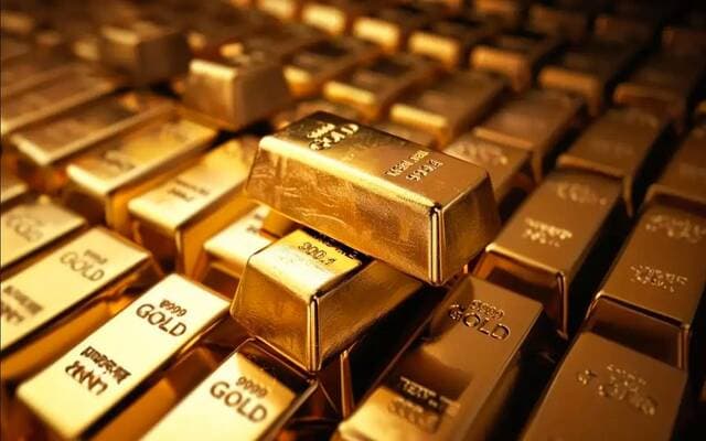 Gold exceeds $4,400 on dollar and yields dip