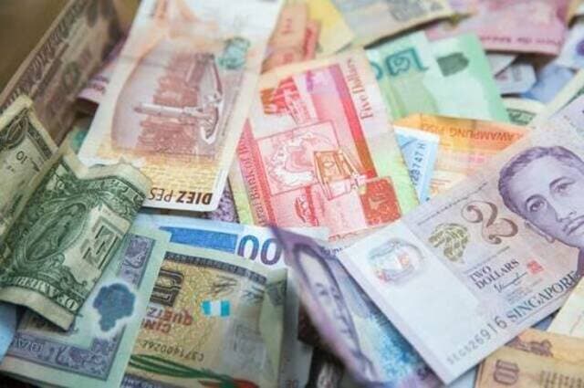 Asian currencies fluctuate as dollar gains and euro weakens