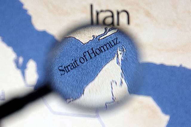 طهران تعزز مراقبة هرمز وتخطط لحظر السفن الأميركية