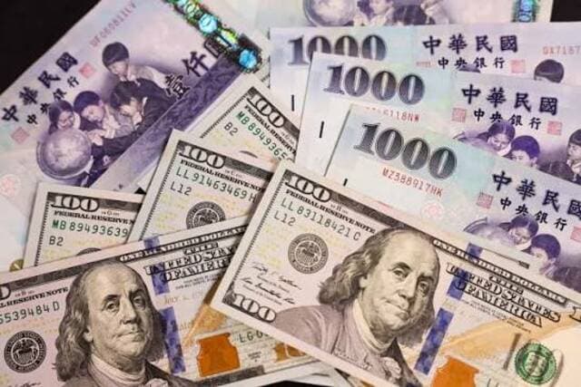 Dollar steadies, Asian currencies vary