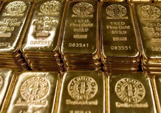 Gold gains as oil falls and rate outlooks improve