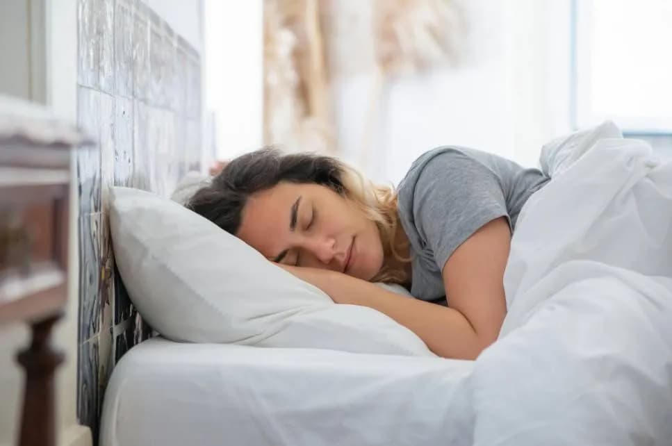 أطعمة ومشروبات لتعزيز النوم