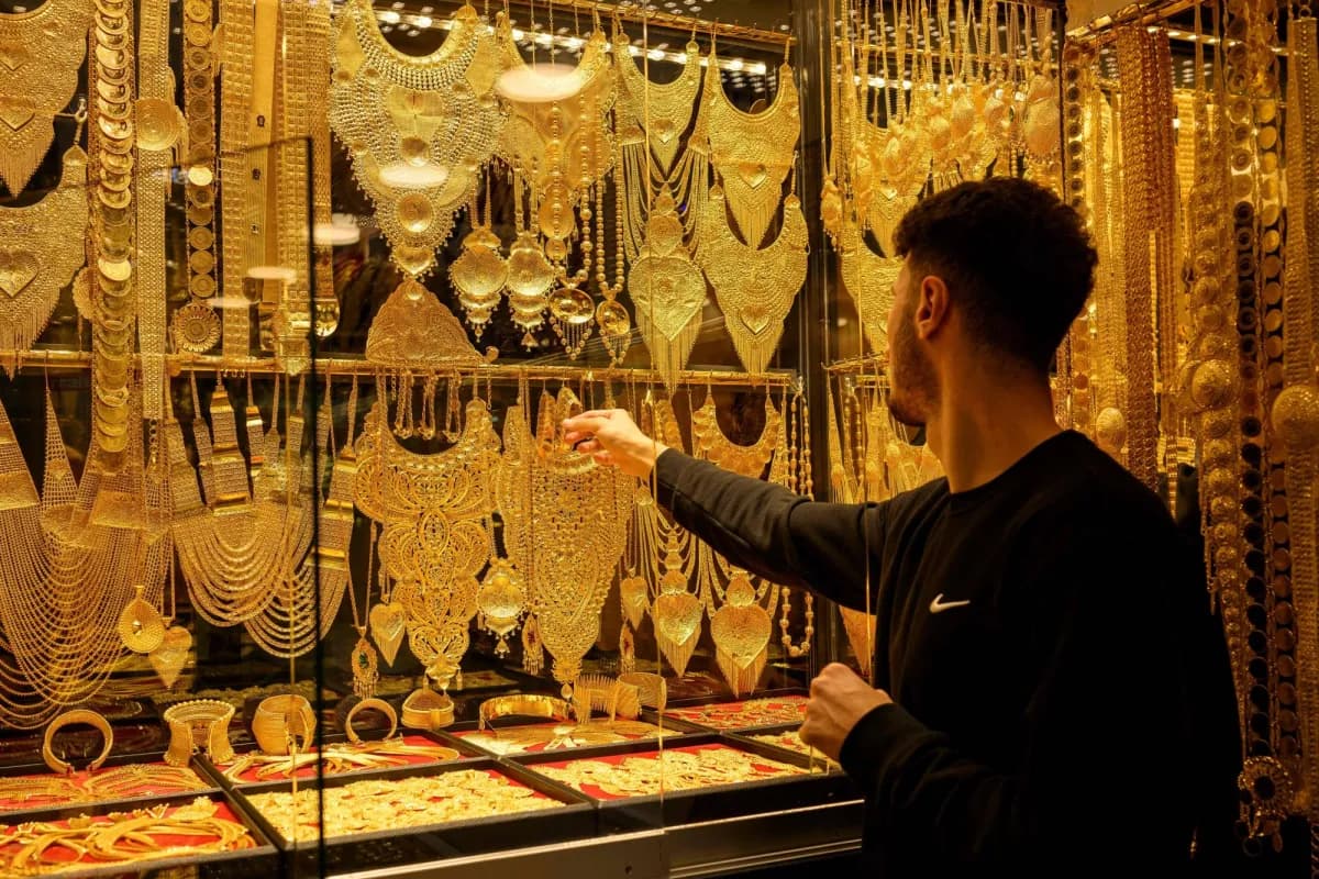 تراجع عوائد السندات يدفع الذهب قرب أدنى مستوى في 7 شهور